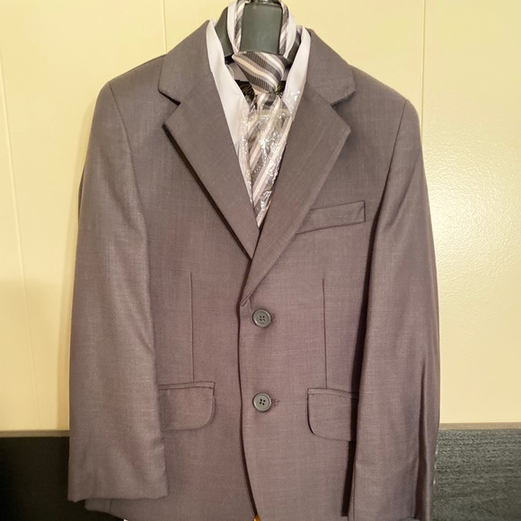 Boys suit - Picture 2 of 5